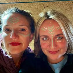 Ob wir uns unsere Bemalungen mit meinem Surfsonnenstift gemacht haben ?