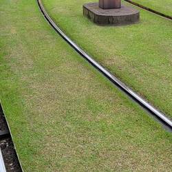 Hier in Kagoshima fährt das Tram auf einem Golfrasen😀.