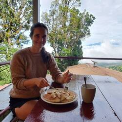 Zum Frühstück gibt es Pancakes und eine Smoothiebowl 🙂