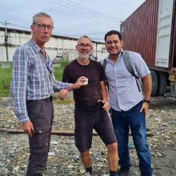 Jörg hält die Plombierung