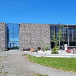 nun geht es in die Außenanlagen mit vielen Attraktionen für Kinder