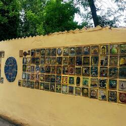 Auf dieser Mauer ist auf unendlich vielen Kacheln die Geschichte Klaipedas dargestellt