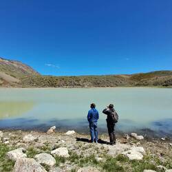 Kratersee mit warmen Quellen