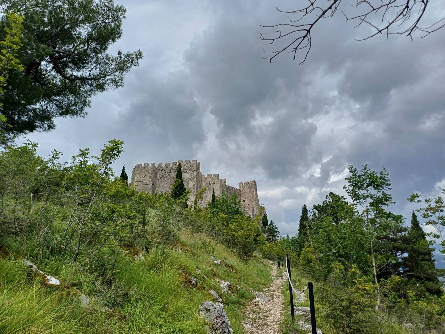 Anstieg zur Burgruine