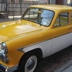 Gelbes Auto, gelbes Lenkrad, gelbe Ledersitze, schaut lässig aus