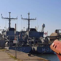 Etwas unheimlich: Kriegsschiffe am Hafen