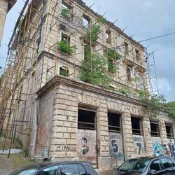 Parallel zur Altstadt und den Touristen Wege, zerstörte Häusern vom Krieg