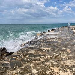 Wellen schlagen mit voller Wucht an die Meeresbucht