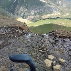 "Accroche-toi au vélo, j'enlève la route" (hold on tight to the bike, I take the road away)