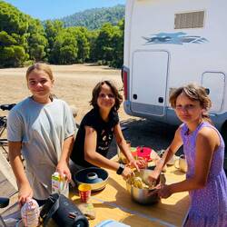 Maya, Viktoria und Patrizia beim backen 🧁👩🏼‍🍳🍌