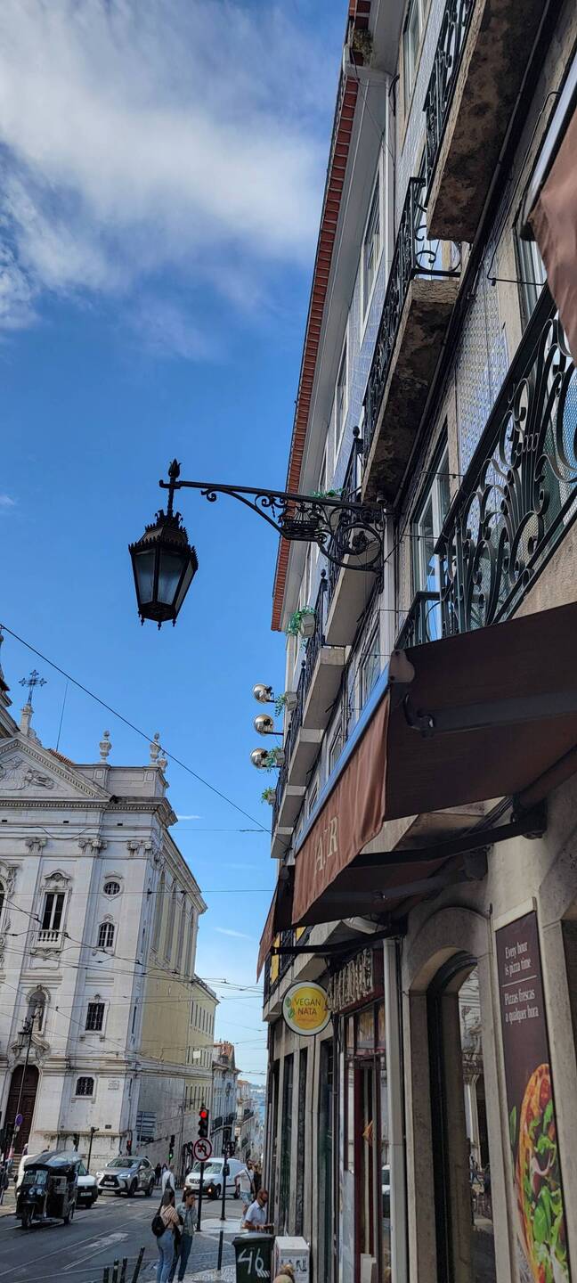 Lights with 8 sides denotes a more expensive street.