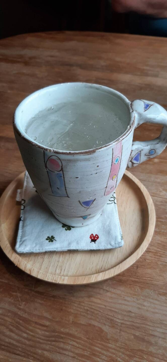 Mineralwasser in der Teetasse mit Stoffuntersetzer. So herzig😍.