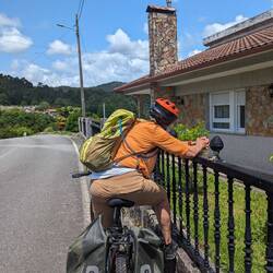 Tired wide load🤣🤪 we had a nice break half way up the next hill with a quick videocall w Jacob🫶