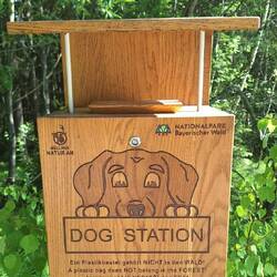 Selbst die Dog Station ist aus Holz!
