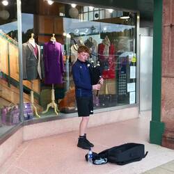 Na gut, er hatte keine schottische Tracht oder Kilt an. Aber er spielte toll.