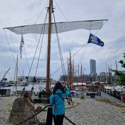 Schiffe mit Mast und Mast ohne Schiff
