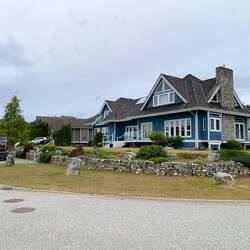 Zu verkaufen, aber nur das große Haus !!!