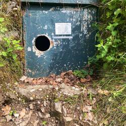 Ganz schön klein der Einstieg zu so einer großen Höhle