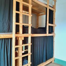 Dreistöckige Hochbetten im Hostel 🥴