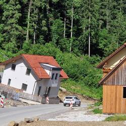 Die armen Leute, die sich da ein schönes Haus gebaut haben...