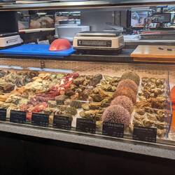 Große Auswahl im Indoor-Fischmarkt