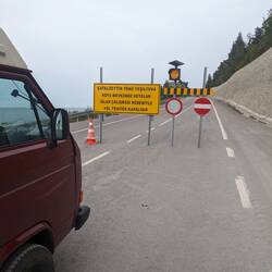 Eigentlich wegen Erdrutsch gesperrt. Man hat uns aber vorbeigewunken und im Convoi gab es einen Weg