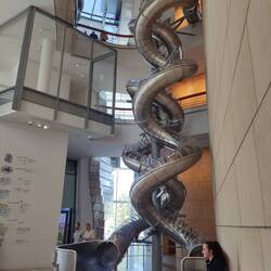 Zwei Rutschen in Form einer Helix