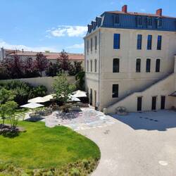 Café mit Blick auf den Turm