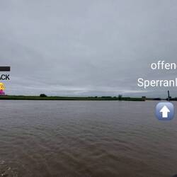 Ungefährer Abstand zwischen Reetdachhaus und Sperrwerk.