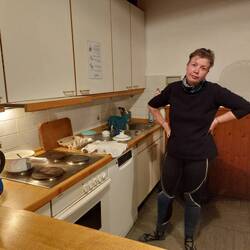 Bisschen genervt, dass sich das Essen nicht von alleine macht.