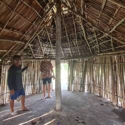 Traditionelles Wohnhaus der Kuna Yala; Mobiliar: Hängematten