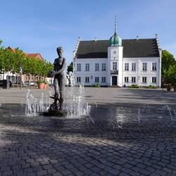 Rathaus mit Brunnenfigur
