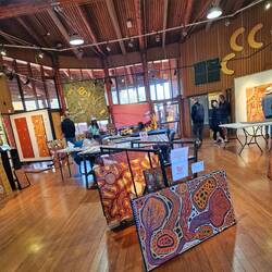 In der Art Galerie, malen ältere Aborigines Frauen ihre Geschichten