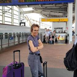 Wahrscheinlich müssten wir hinter der weissen Linie warten und hinten anstehen🙃.