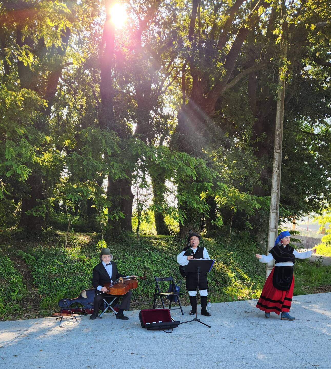 This was a beautiful moment of bagpipes, cello and dancing as we left Padron that had me in tears ❤️