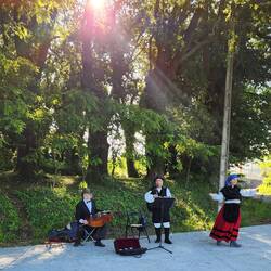 This was a beautiful moment of bagpipes, cello and dancing as we left Padron that had me in tears ❤️