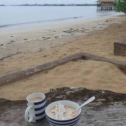 Der Strand ist direkt am Haus und wir gönnen uns ein Strandfrühstück 🙂