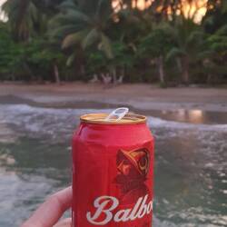 Prost! Balboa ist ein typisches Bier in Panama. Blick auf den Hausstrand.