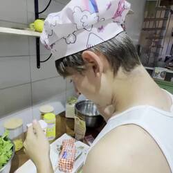 Tim am Cookies machen