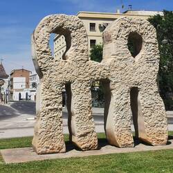 Auf der Strecke zum Friedhof ein Kunstwerk, ein kleines Tor im Hintergrund