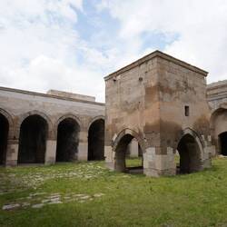 Moschee im Innenhof der Karawanserei