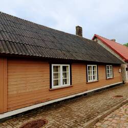 Viele Letten wohnen in diesen Holzhäusern in vielen bunten Farben