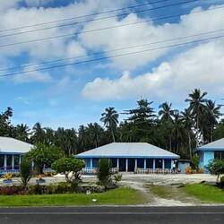 Ein typisches Grundstück:Haupthaus, Fale (dient u.A. als Treffpunkt), Gräber, Golfrasen.