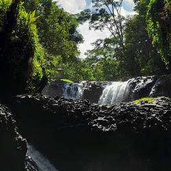 Togitogiga Wasserfall, lädt zum Baden ein.