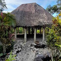 Ein typisches Fale aus Kokosnusspalme- und Fasern im Tiapapata Art Center