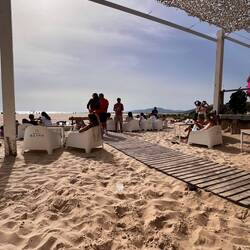 Abtauchen bei der jungen Surfern und Kitern