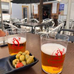 In Tarifa trinkt man das Bier in halb volle Gläser🤷‍♀️