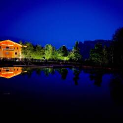 Abendstimmmung mit Schartner-Alm vor dem Naturteich