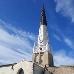Le clocher a la flèche noire servant d'amer aux navigateurs.