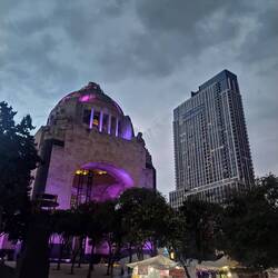 Revolutionsdenkmal und "unser" Hochhaus by night 🌃
